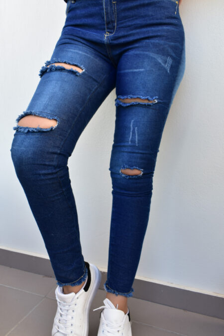 Ψηλόμεσο τζιν παντελόνι με σκισίματα και ξέφτια στο κάτω μέρος. Ανακάλυψε τη μεγάλη μας συλλογή με γυναικεία παντελόνια στις καλύτερες τιμές.