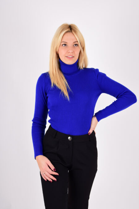 Γυναικεία μπλούζα ζιβάγκο σε μπλε χρώμα, με ίσια, εφαρμοστή γραμμή και ελαστικό ύφασμα.