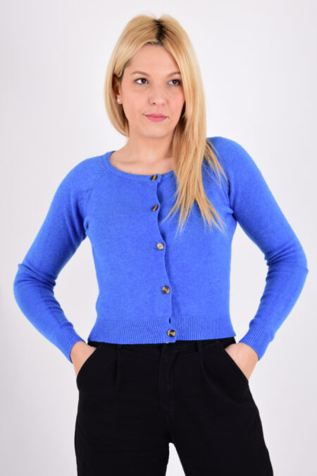 Γυναικεία ζακέτα σε μπλε χρώμα με καφέ κουμπιά, εξαιρετικά απαλή και μαλακή υφή. Ιδανική για κομψές εμφανίσεις κάθε εποχή. Βρες τη στο Santolo.gr!