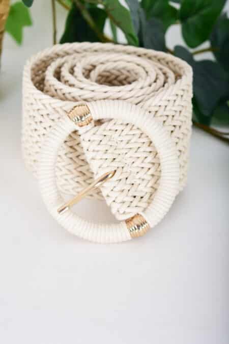 Γυναικεία πλεκτή ζώνη εκρού Camila με στρογγυλή αγκράφα και μεταλλικά στοιχεία