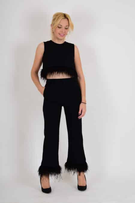 Γυναικείο σετ με πούπουλα σε μαύρο χρώμα. Αποτελείται από crop top και παντελόνι έως τον αστράγαλο.