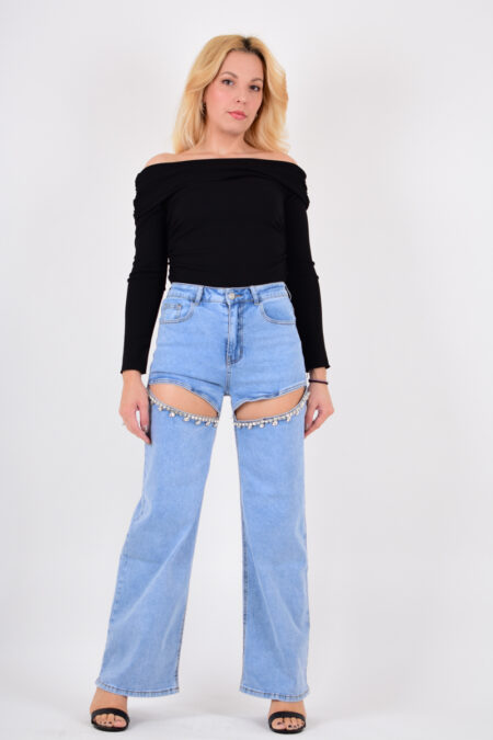 Γυναικείο τζιν παντελόνι με στρας και ανοίγματα, κλείνει με φερμουάρ στο μπροστινό μέρος και διαθέτει τσέπες για πρακτικότητα και στυλ.