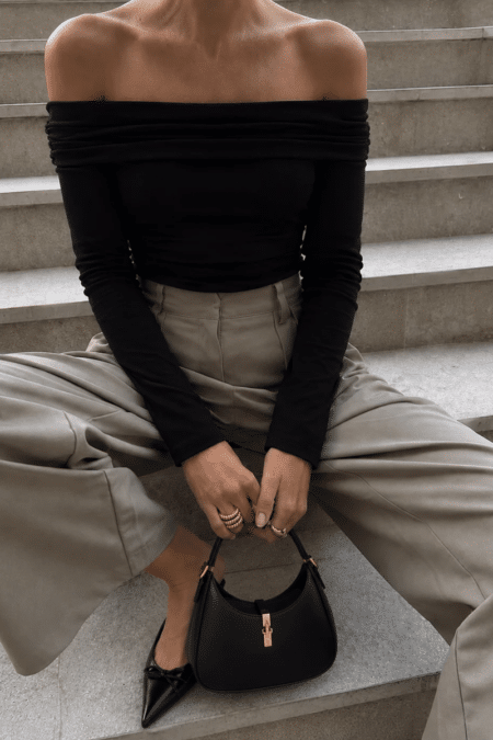 Μαύρη γυναικεία μπλούζα off shoulder με ελαστικότητα και προσαρμοζόμενη εφαρμογή