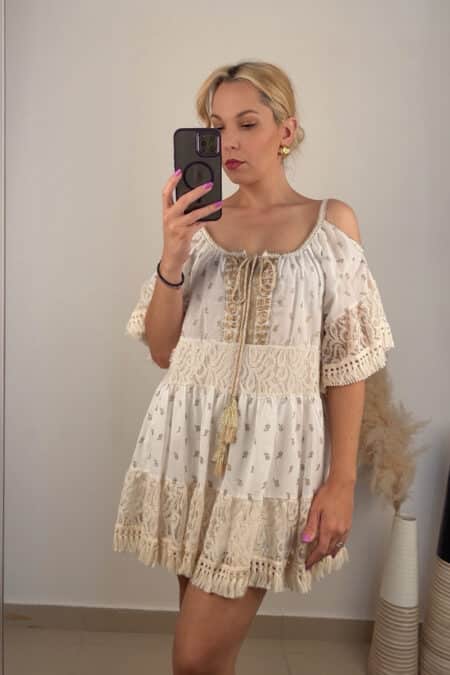 Γυναικείο φόρεμα boho λευκό σε άλφα γραμμή με κρόσσια και κεντημένα χρυσά στοιχεία. Νέα συλλογή με γυναικεία φορέματα Santolo.