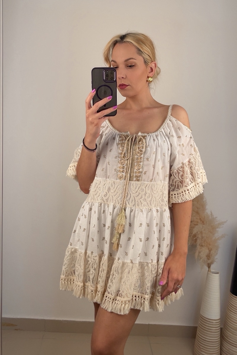 Γυναικείο φόρεμα boho λευκό σε άλφα γραμμή με κρόσσια και κεντημένα χρυσά στοιχεία. Νέα συλλογή με γυναικεία φορέματα Santolo.