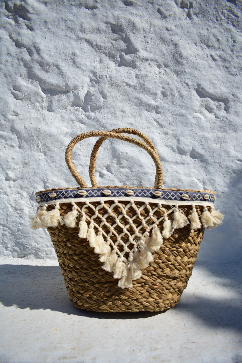 Ψάθινη τσάντα θαλάσσης σε μπεζ χρώμα με πλεκτό σχέδιο και κοχύλια. Το απόλυτο trend του καλοκαιριού. Νέα καλοκαιρινή συλλογή Santolo με μοναδικά προϊόντα.