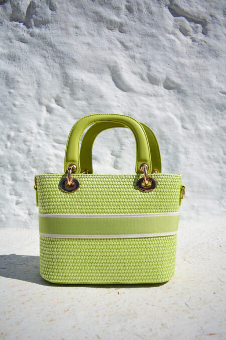 Τσαντάκι χειρός γυναικείο ψάθινο σε πράσινο χρώμα. Διαθέτει αποσπώμενο λουράκι ώμου. Διαθέτει υφασμάτινη επένδυση εσωτερικά.