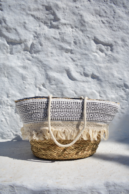 Ψάθινη τσάντα θαλάσσης σε μπεζ χρώμα με πλεκτό σχέδιο και κρόσσια. Το απόλυτο trend του καλοκαιριού. Νέα καλοκαιρινή συλλογή Santolo με μοναδικά προϊόντα.