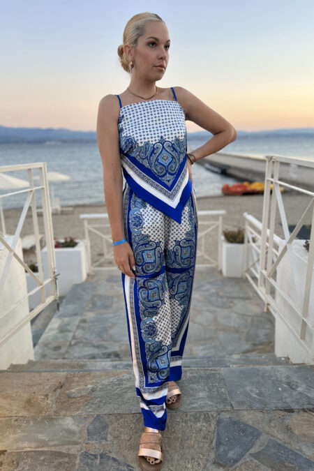 Γυναικείο σετ σατέν σε μπλε χρώμα! Περιλαμβάνει τοπ μαντήλι με δέσιμο και ρυθμιζόμενες τιράντες, και ψηλόμεση παντελόνα. One size που καλύπτει από extra small έως extra large.