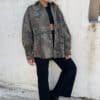 Γυναικείο oversize τζιν jacket σε λεοπάρ χρώμα με μιλιτέρ λεπτομέρειες και μπροστινά κουμπιά.