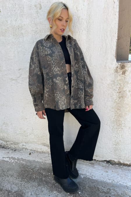Γυναικείο oversize τζιν jacket σε λεοπάρ χρώμα με μιλιτέρ λεπτομέρειες και μπροστινά κουμπιά.