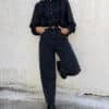 Γυναικείο ψηλόμεσο τζιν slouchy fit σε μαύρο χρώμα με ζώνη από συνθετικό δέρμα και μεταλλική αγκράφα.