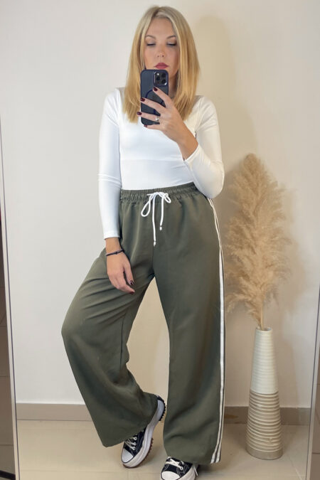 Παντελόνι φόρμας γυναικείο χακί με ρίγες στο πλάι. Άνετο και στυλάτο, διαθέτει λάστιχο και κορδόνι στη μέση για τέλεια εφαρμογή