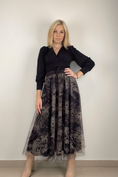 Φούστα τούλι λεοπάρ χακί με σατέν επένδυση στο εσωτερικό. Διαθέτει λάστιχο στη μέση για άνεση και στυλ.