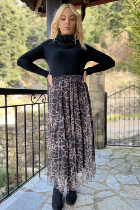 Μίντι φούστα με τούλι και λεοπάρ σχέδιο σε καφέ απόχρωση, με σατέν επένδυση και λάστιχο στη μέση για τέλεια εφαρμογή. Ιδανική για κομψές και άνετες εμφανίσεις.