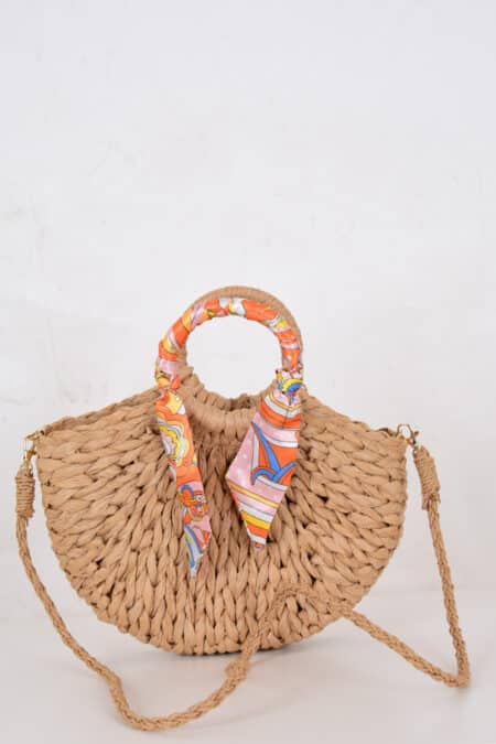 Ψάθινο τσαντάκι με πολύχρωμο φουλάρι – ιδανική επιλογή για καλοκαιρινές εμφανίσεις με boho χαρακτήρα