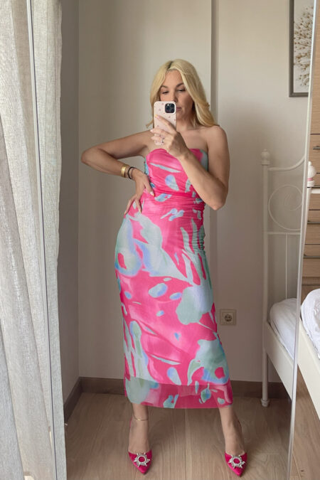 Ελαστικό μίντι φόρεμα σε ροζ απόχρωση με εφαρμοστή γραμμή.