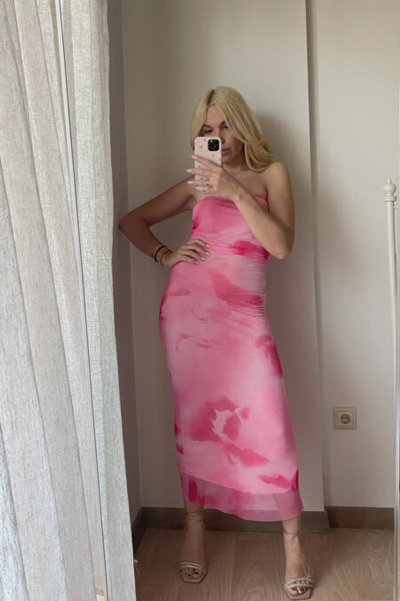 Ροζ ελαστικό μίντι φόρεμα με ιδανικό για καλοκαιρινές εξόδους.