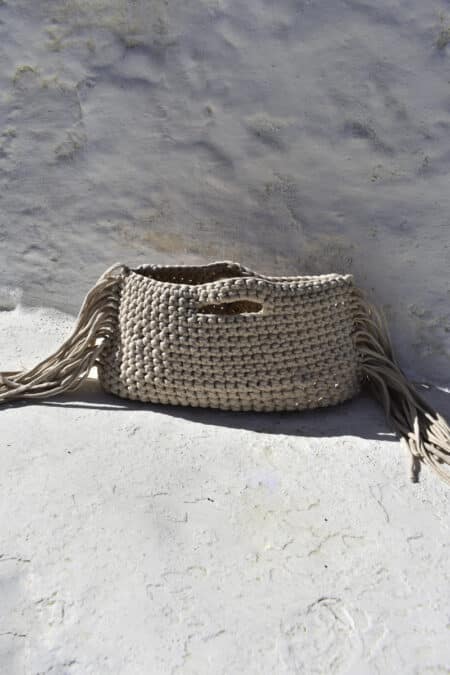 χειροποίητη clutch τσάντα με κρόσσια από 100% ανακυκλωμένο μακό νήμα με μαγνητικό κούμπωμα