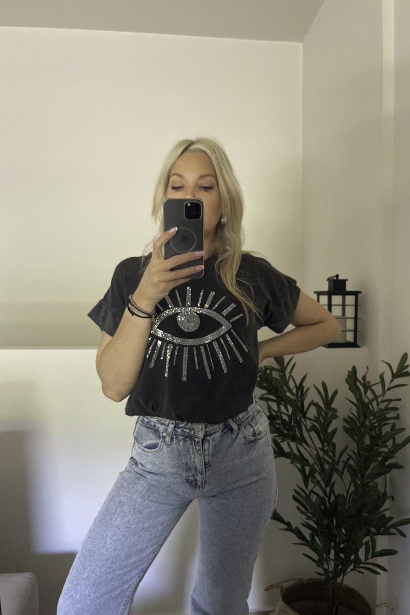 T-shirt με στρας γκρι – All eyes on me